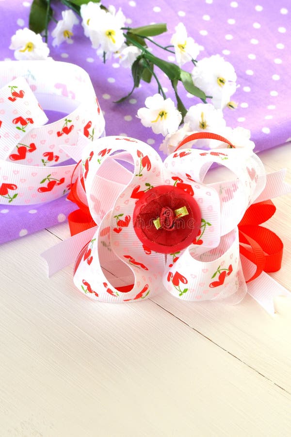 Arco hecho a mano de la cinta, accesorio del pelo de los niños imagen de archivo libre de regalías Arco hecho a mano de la cinta, accesorio del pelo de los niños imagen de archivo libre de regalías