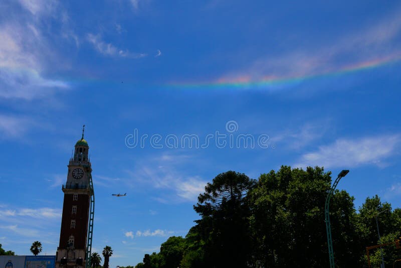 Arco iris en el cielo en el cuadrado de San Martin en Buenos Aires foto de archivo libre de regalías Arco iris en el cielo en el cuadrado de San Martin en Buenos Aires foto de archivo libre de regalías