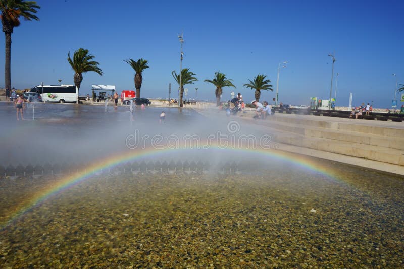 Arco iris producido en fuente de agua artificial foto de archivo Arco iris producido en fuente de agua artificial foto de archivo