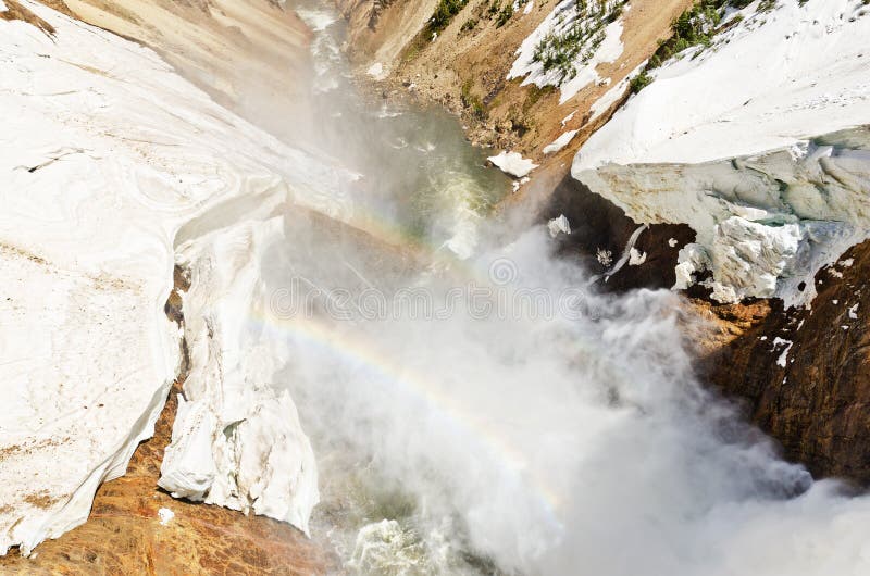 Arco iris sobre el río de Yellowstone foto de archivo Arco iris sobre el río de Yellowstone foto de archivo