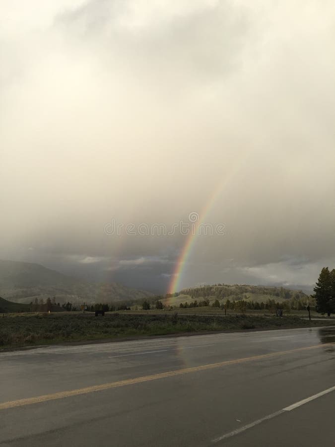 Arco Iris Sobre Un Camino Foto De Archivo Imagen De Conducir 106872546 8281