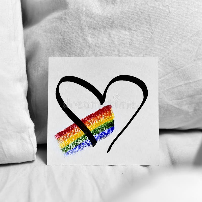 Arco iris y corazón en una nota fotografía de archivo libre de regalías Arco iris y corazón en una nota fotografía de archivo libre de regalías