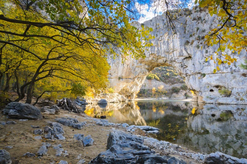 Arco natural sobre el río en el arco del ` de Pont d en Ardeche foto de archivo Arco natural sobre el río en el arco del ` de Pont d en Ardeche foto de archivo