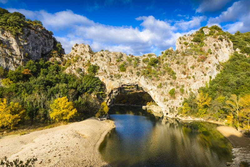 Arco natural sobre el río en el arco del ` de Pont d en Ardeche imágenes de archivo libres de regalías Arco natural sobre el río en el arco del ` de Pont d en Ardeche imágenes de archivo libres de regalías