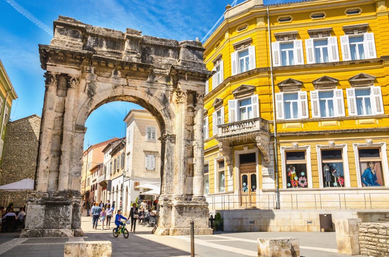 Arco trionfale romano antico o Golden Gate e quadrato in Pola, Croazia, Europa