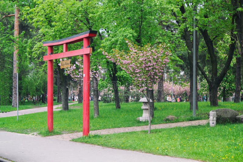 Arco vermelho japon?s Bonito e elegante Entrada ao parque fotografia de stock Arco vermelho japon?s Bonito e elegante Entrada ao parque fotografia de stock