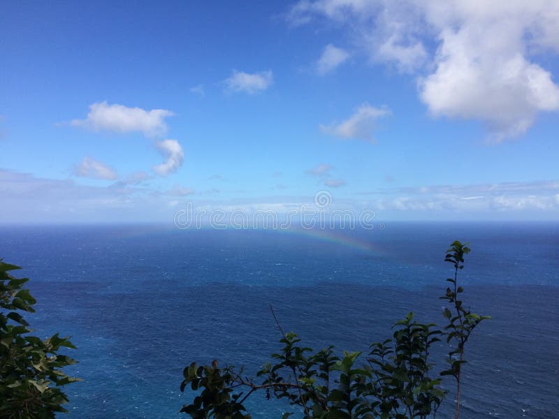 Arco-íris acima do Oceano Pacífico - vista da fuga de Kalalau na costa do Na Pali na ilha de Kauai, Havaí fotos de stock Arco-íris acima do Oceano Pacífico - vista da fuga de Kalalau na costa do Na Pali na ilha de Kauai, Havaí fotos de stock