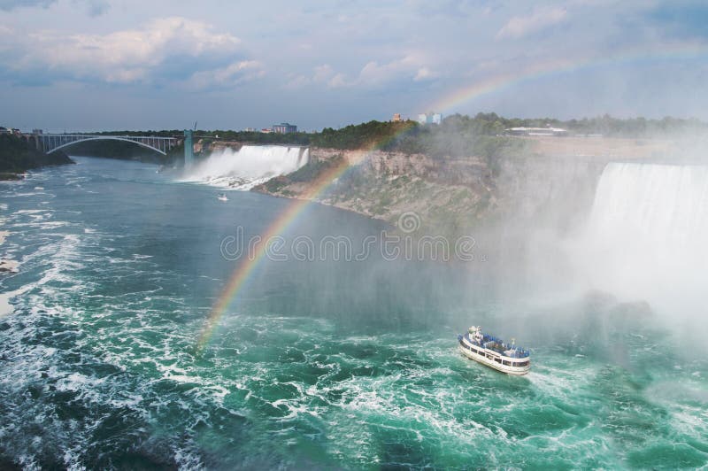 Arco-íris bonito que forma perto do barco de turista em Niagara Falls fotos de stock royalty free Arco-íris bonito que forma perto do barco de turista em Niagara Falls fotos de stock royalty free