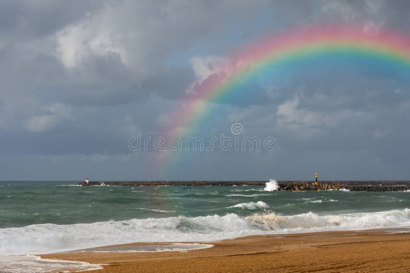Arco-íris na praia de Anglet após a tempestade Arco-íris na praia de Anglet após a tempestade