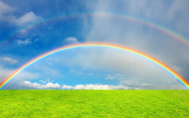 Arco-íris sobre o campo verde imagem de stock royalty free Arco-íris sobre o campo verde imagem de stock royalty free