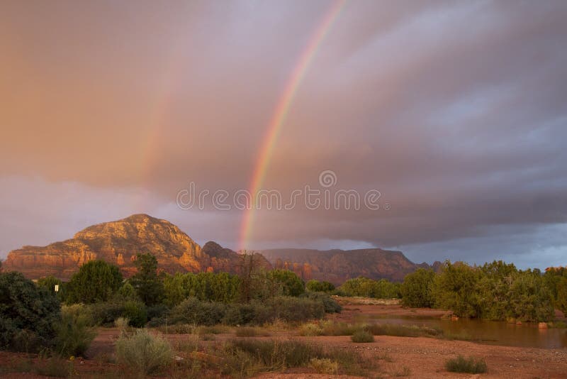 Arco-íris sobre rochas vermelhas, Sedona, o Arizona fotografia de stock Arco-íris sobre rochas vermelhas, Sedona, o Arizona fotografia de stock