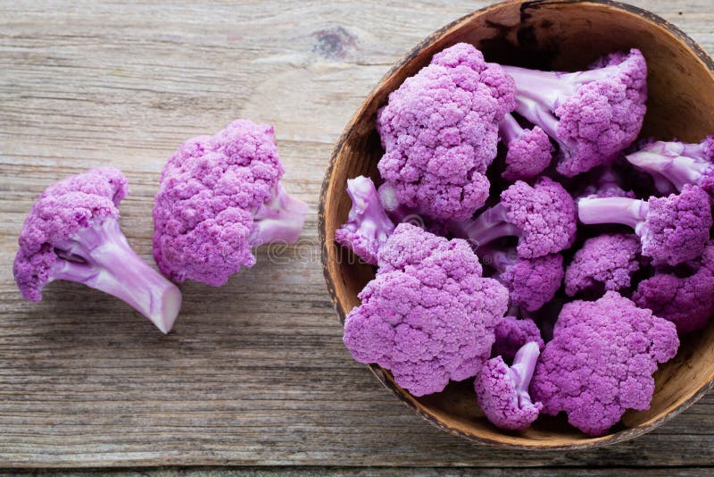 Arcobaleno del cavolfiore di eco sulla tavola di legno immagini stock libere da diritti Arcobaleno del cavolfiore di eco sulla tavola di legno immagini stock libere da diritti