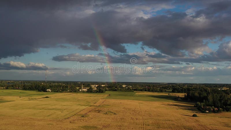 Arcobaleno estivo su campi coltivati a maturazione, antenne