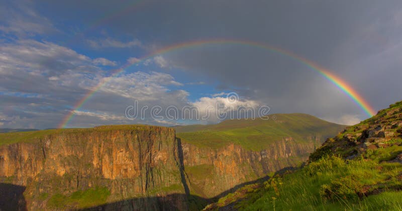 Arcobaleno sopra le montagne verdi fotografie stock Arcobaleno sopra le montagne verdi fotografie stock
