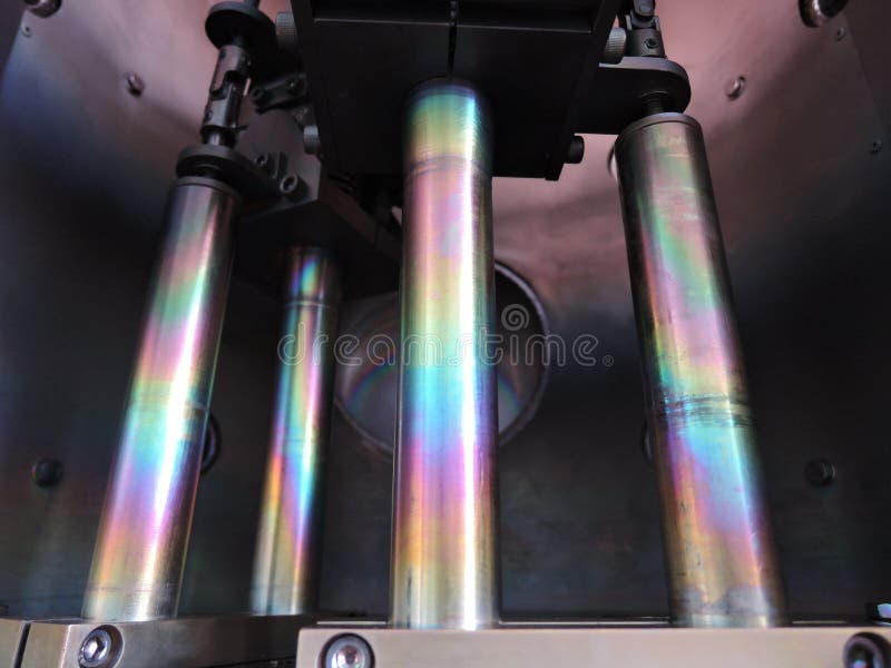 Arcobaleno sui coni retinici d'acciaio rivestiti dentro la camera di deposito di vuoto fotografia stock libera da diritti Arcobaleno sui coni retinici d'acciaio rivestiti dentro la camera di deposito di vuoto fotografia stock libera da diritti