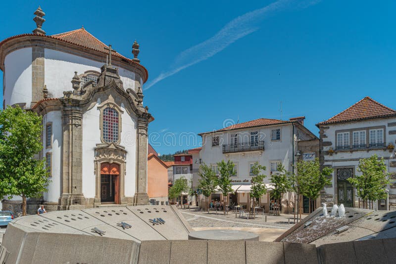 ARCOS DE VALDEVEZ, PORTUGAL - CIRCA MAYO DE 2019: vista de la iglesia de Lapa en el centro histórico del pueblo de Arcos de Valde imagen de archivo libre de regalías ARCOS DE VALDEVEZ, PORTUGAL - CIRCA MAYO DE 2019: vista de la iglesia de Lapa en el centro histórico del pueblo de Arcos de Valde imagen de archivo libre de regalías