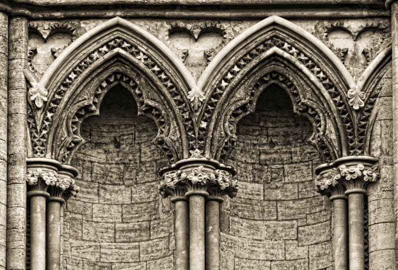 Arcos góticos en la cara de la catedral de Ely