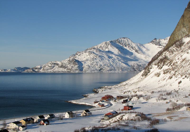 Länder a kleiner, bunt häuser Arktis Norwegen.