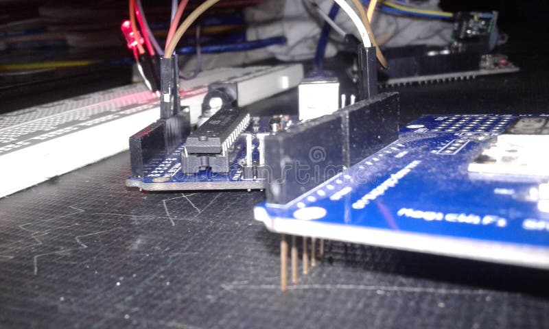 Arduino с интернетом - электроникой стоковые изображения rf Arduino с интернетом - электроникой стоковые изображения rf