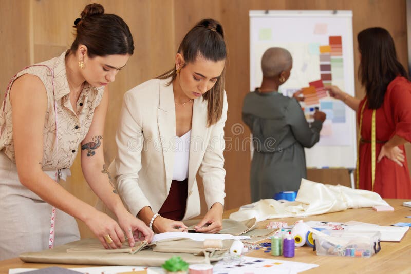 Arduo en el trabajo. toma de un grupo de diseñadoras que trabajan en una oficina. imagen de archivo