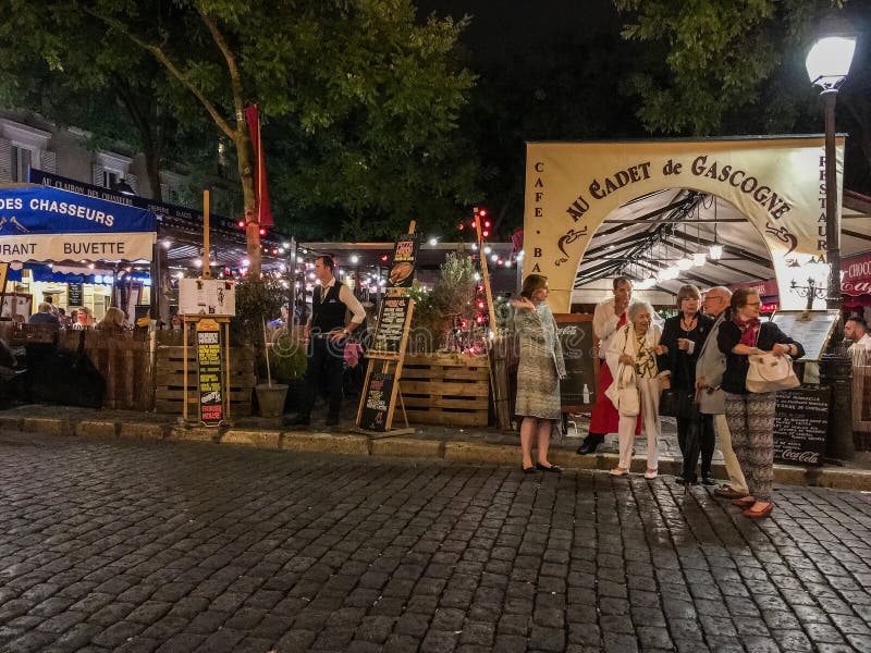 Area all'aperto del caffè dell'esterno di pausa delle cene di sera, Place du Tertre, Parigi, Francia immagine stock Area all'aperto del caffè dell'esterno di pausa delle cene di sera, Place du Tertre, Parigi, Francia immagine stock