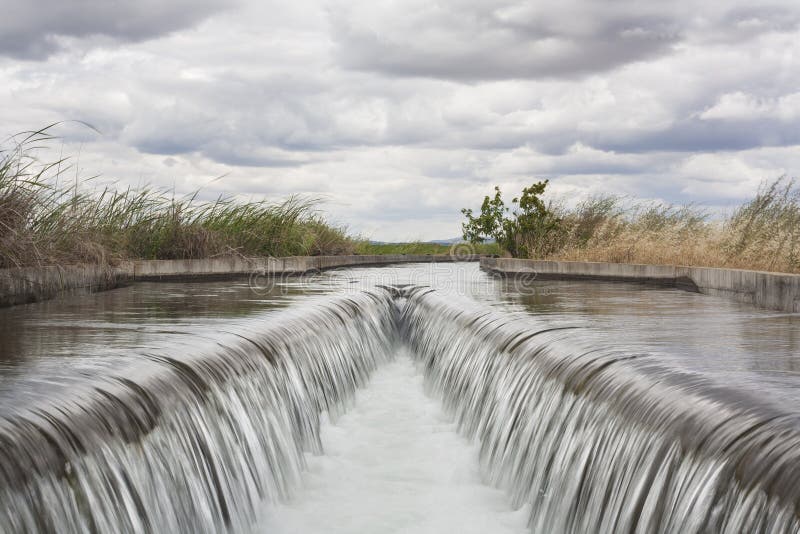 Area della cateratta al canale enorme di irrigazione, Estremadura, Spagna immagine stock Area della cateratta al canale enorme di irrigazione, Estremadura, Spagna immagine stock