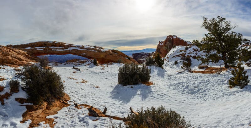 Area di inverno vicino a Mesa Arch nel parco nazionale di Canyonlands immagini stock Area di inverno vicino a Mesa Arch nel parco nazionale di Canyonlands immagini stock