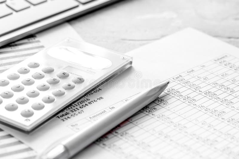 Area di lavoro di contabilità con il calcolatore, il profitto e le tavole su ston