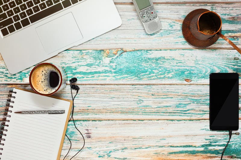 Area di lavoro delle free lance nello stile del sottotetto immagine stock