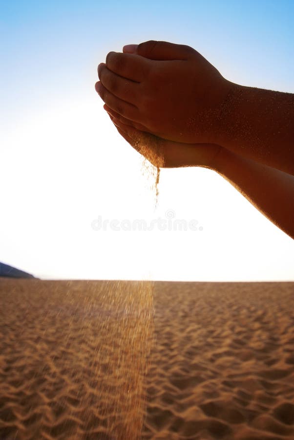 Areia nas mãos fotos de stock royalty free