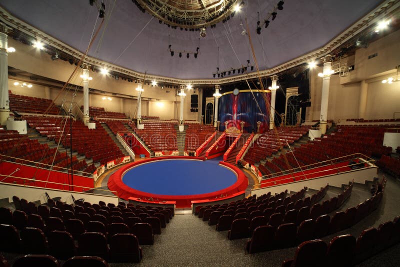 Arena do círculo nas lâmpadas do circo giradas sobre imagens de stock Arena do círculo nas lâmpadas do circo giradas sobre imagens de stock