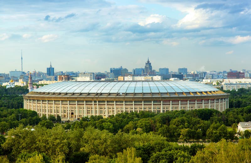 Arena esportiva grande em Luzhniki, Moscou foto de stock royalty free Arena esportiva grande em Luzhniki, Moscou foto de stock royalty free