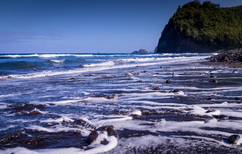 Arena negra Pebble Beach en el valle de Pololu, Hawaii imagen de archivo libre de regalías Arena negra Pebble Beach en el valle de Pololu, Hawaii imagen de archivo libre de regalías