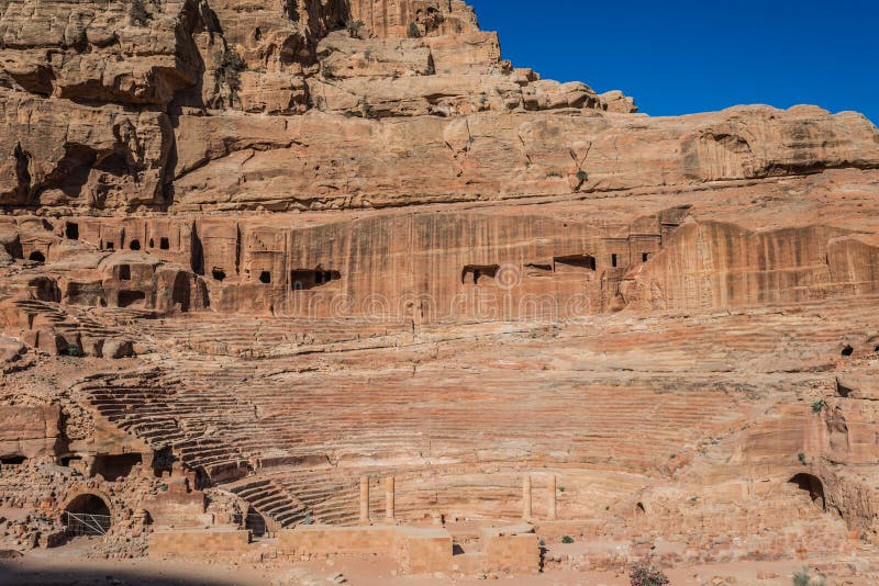 Arena romana del teatro en la ciudad nabatean de petra Jordania fotos de archivo libres de regalías Arena romana del teatro en la ciudad nabatean de petra Jordania fotos de archivo libres de regalías