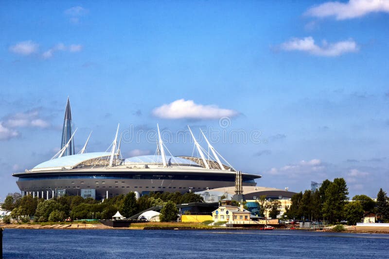 Arena St Petersburg, RUSIA - JULE 06, 2018 del zenit del estadio: Estadio de Krestovsky foto de archivo Arena St Petersburg, RUSIA - JULE 06, 2018 del zenit del estadio: Estadio de Krestovsky foto de archivo