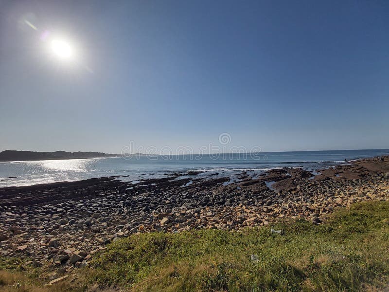 arena-y-rocas-del-mar-solar-foto-de-archivo-imagen-de-rocas