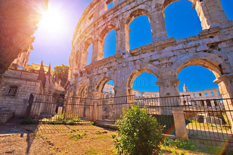 Arenapula Roman amfitheater bij zonsondergangmening royalty-vrije stock foto Arenapula Roman amfitheater bij zonsondergangmening royalty-vrije stock foto