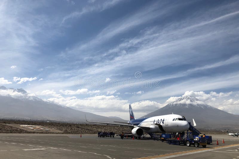 Arequipa lotnisko z Misti wulkanem w tle w Peru zdjęcie stock Arequipa lotnisko z Misti wulkanem w tle w Peru zdjęcie stock