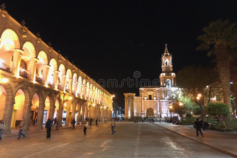 Arequipa Peru - Juni 2018: Plaza de Armas i Arequipa som är bekant som den vita staden och UNESCO i Peru på natten arkivfoton Arequipa Peru - Juni 2018: Plaza de Armas i Arequipa som är bekant som den vita staden och UNESCO i Peru på natten arkivfoton