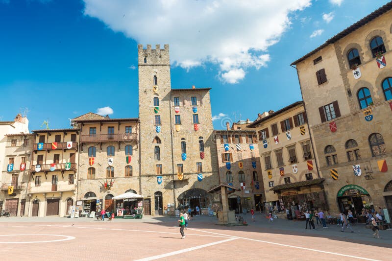 AREZZO, ITALIA - 12 MAGGIO 2015: I turisti godono di Piazza Grande sulla a fotografia stock AREZZO, ITALIA - 12 MAGGIO 2015: I turisti godono di Piazza Grande sulla a fotografia stock