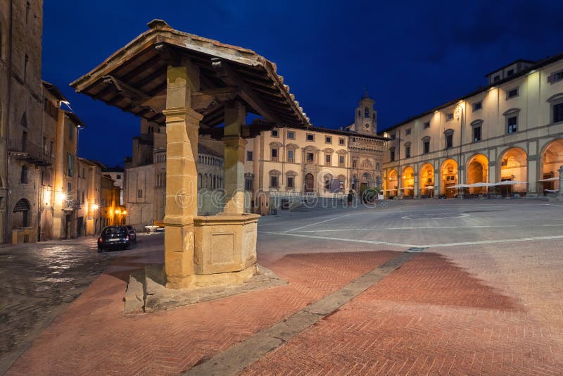 Arezzo, Italia Piazza Grande e vecchio pozzo fotografia stock Arezzo, Italia Piazza Grande e vecchio pozzo fotografia stock