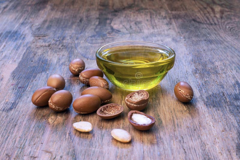 ARGAN de ZADEN op a wodden achtergrond Argan olie en argan concep royalty-vrije stock fotografie ARGAN de ZADEN op a wodden achtergrond Argan olie en argan concep royalty-vrije stock fotografie