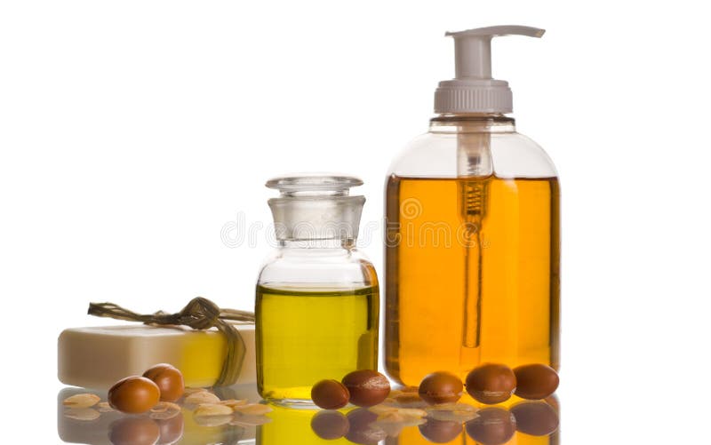 L'olio di Argan con frutta e prodotti cosmetici.