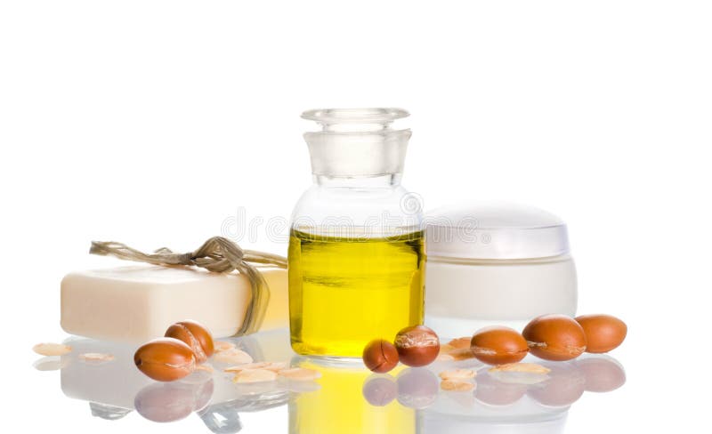 L'olio di Argan utilizzato nei prodotti cosmetici con noci di argan.