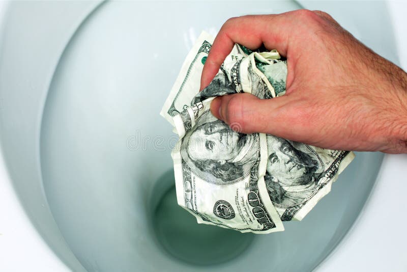 Argent affleurant en bas de la toilette images libres de droits Argent affleurant en bas de la toilette images libres de droits