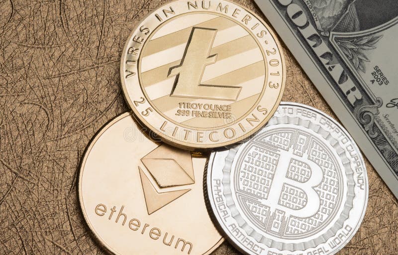 Argent et or Bitcoin, litecoin, ethereum de Cryptocurrency sur la poupée image stock