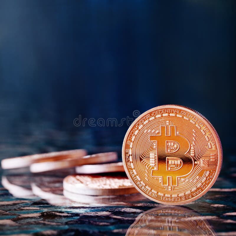 Argent virtuel d'or de Bitcoins de photo nouvel images stock