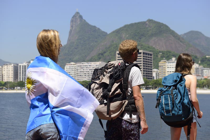 Argentinische Sportfreunde in Rio de Janeiro mit Christus der Erlöser im Hintergrund. stockbilder Argentinische Sportfreunde in Rio de Janeiro mit Christus der Erlöser im Hintergrund. stockbilder
