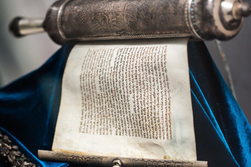 Argento non imballato del rotolo di Torah fotografie stock libere da diritti Argento non imballato del rotolo di Torah fotografie stock libere da diritti