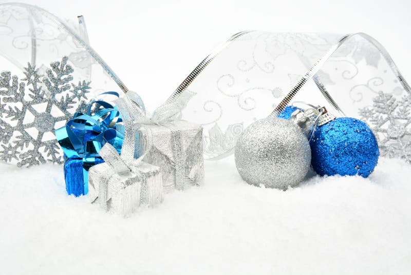Argint albastru Crăciun Baubles cadouri fulg de zăpadă cu panglică de argint royalty free stock images